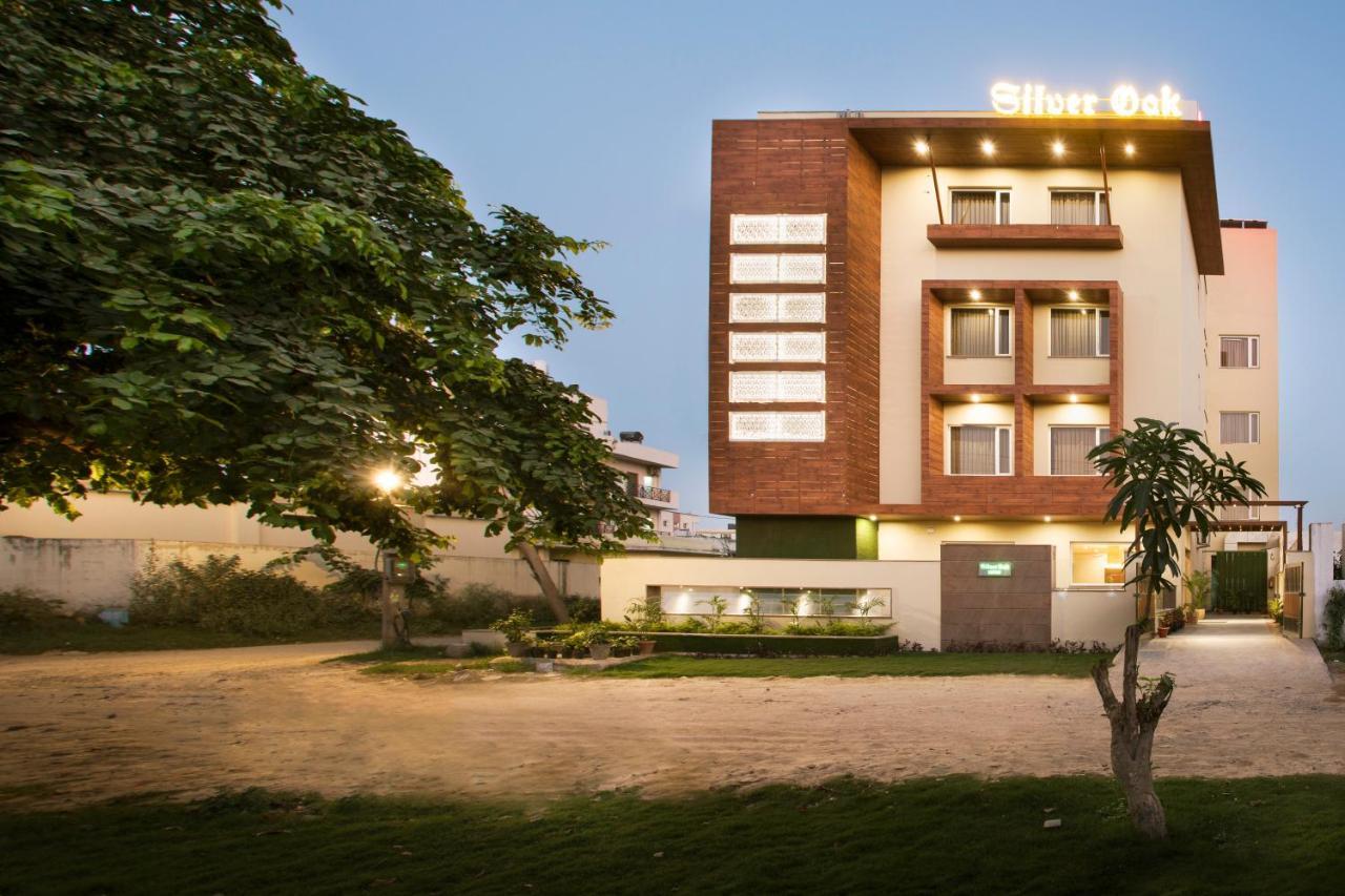 Silver Oak Near Medanta Medicity Hotel Gurgaon Exterior photo